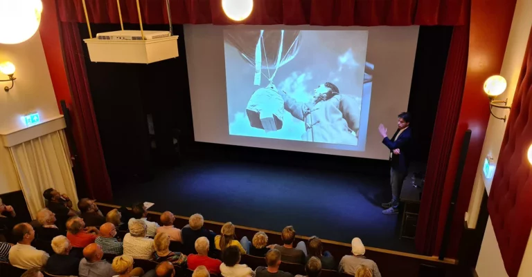 Hans Nauta geeft interessante lezing over de luchtoorlog in de Tweede Wereldoorlog in een Oorlogsmuseum